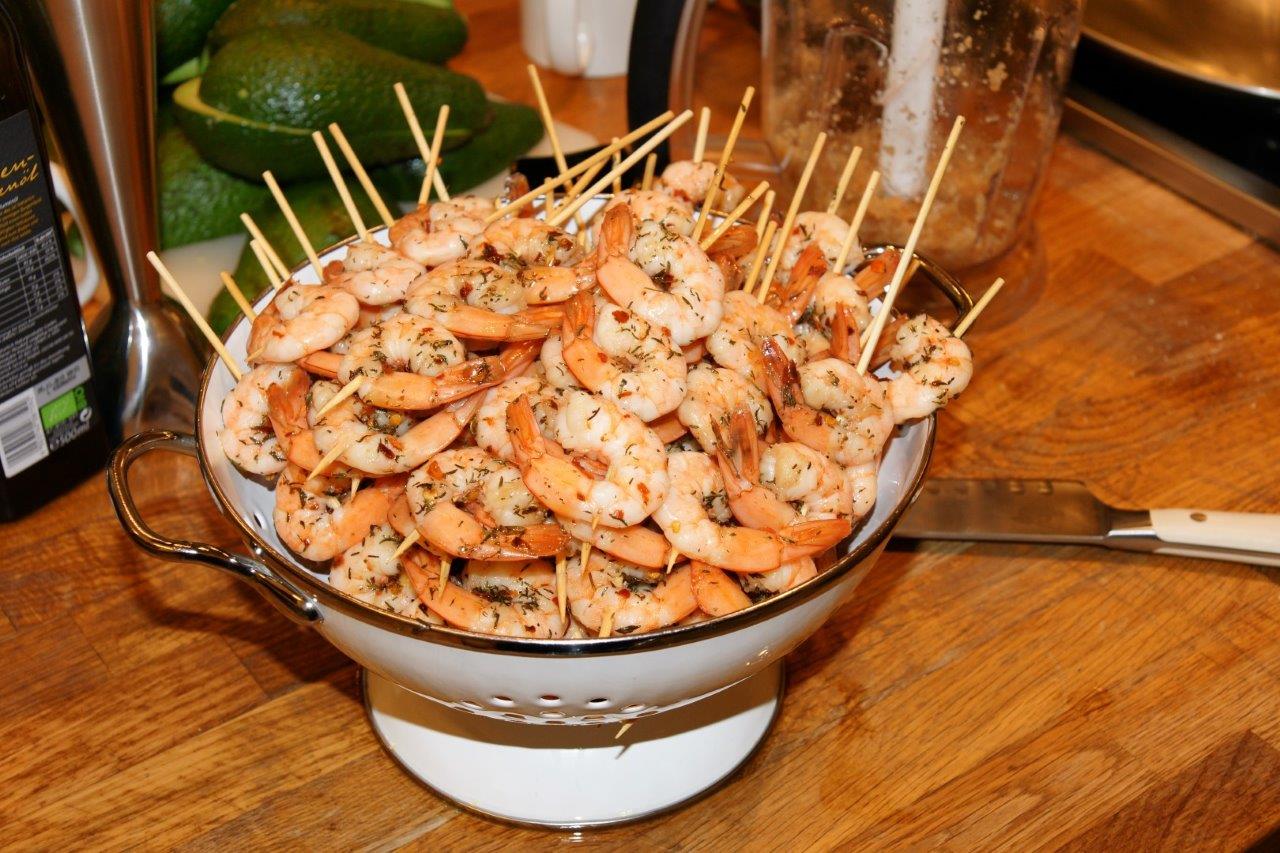 Marinierte Garnelenspieße auf Gurken-Erbsen-Fetakäse-Salat | Yuu&amp;#39;n Mee