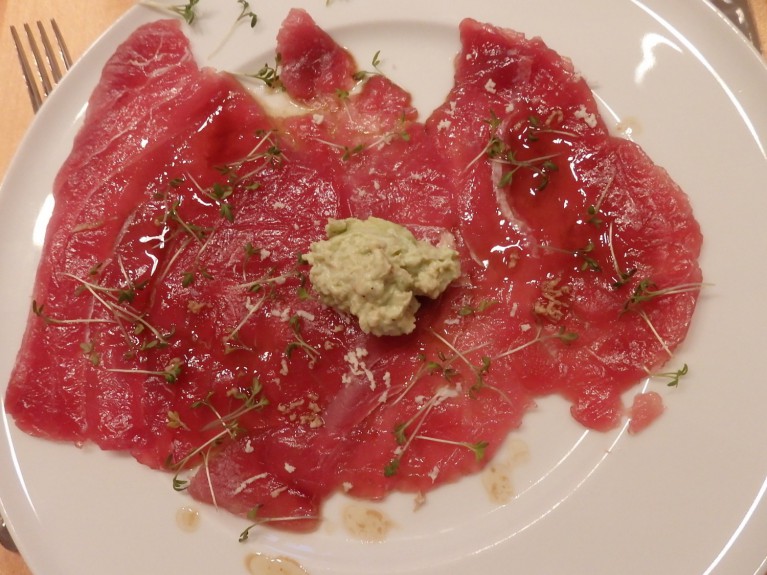 Tuna Carpaccio mit Avocadocreme