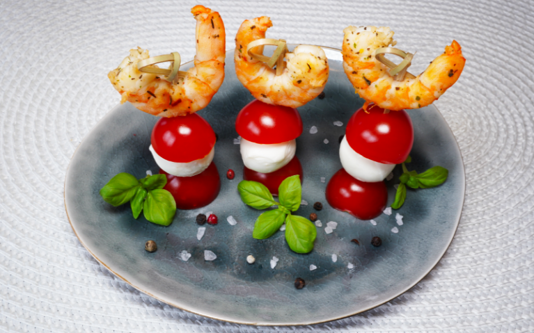 Serviervorschlag_Kräutergarnelen_Tomaten Mozzarella Spieße_800x500