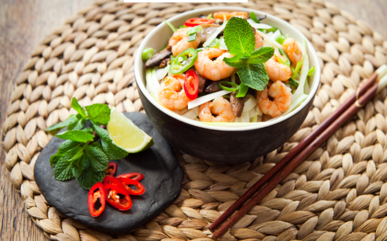 Asiatischer Reisnudelsalat mit Garnelen