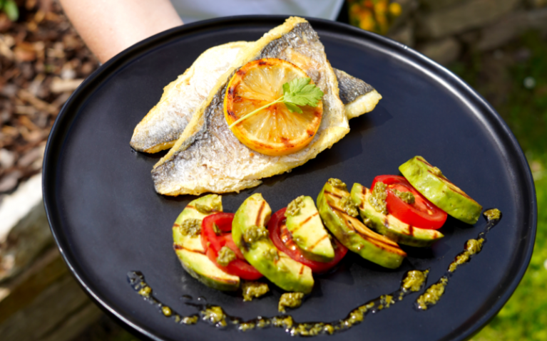 Gegrillte Dorade mit Avocado