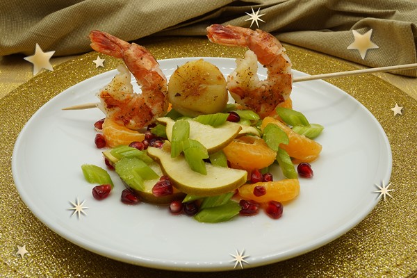 Black Tiger Garnelen-Kamm-Muschel-Spieß auf Mandarinen-Sellerie-Salat ...