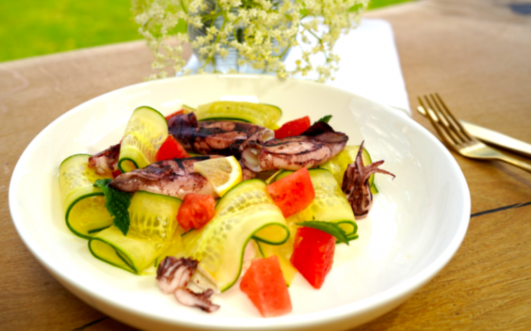 Serviervorschlag Patagonischer Tintenfisch auf Salat