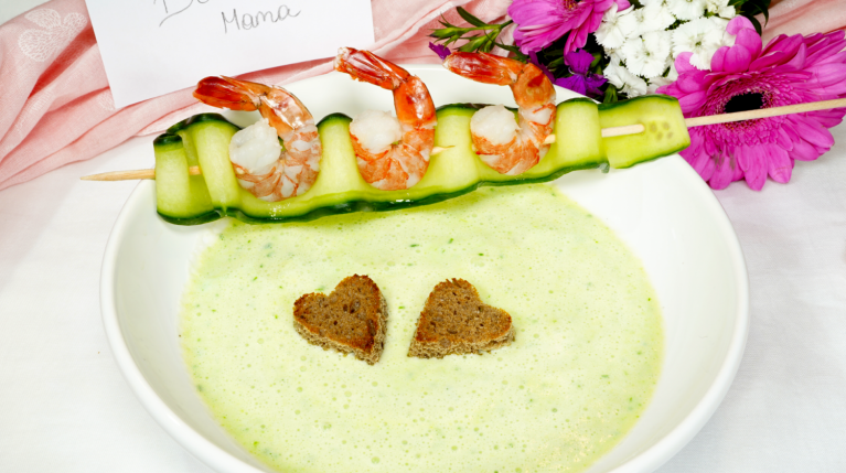 Serviervorschlag Gurkensuppe Muttertag_NL