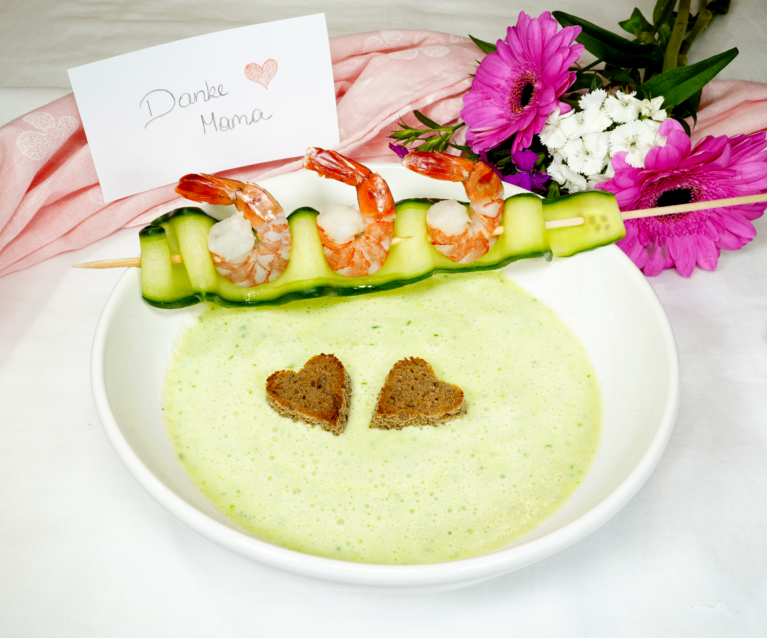 Serviervorschlag Gurkensuppe Muttertag_NL